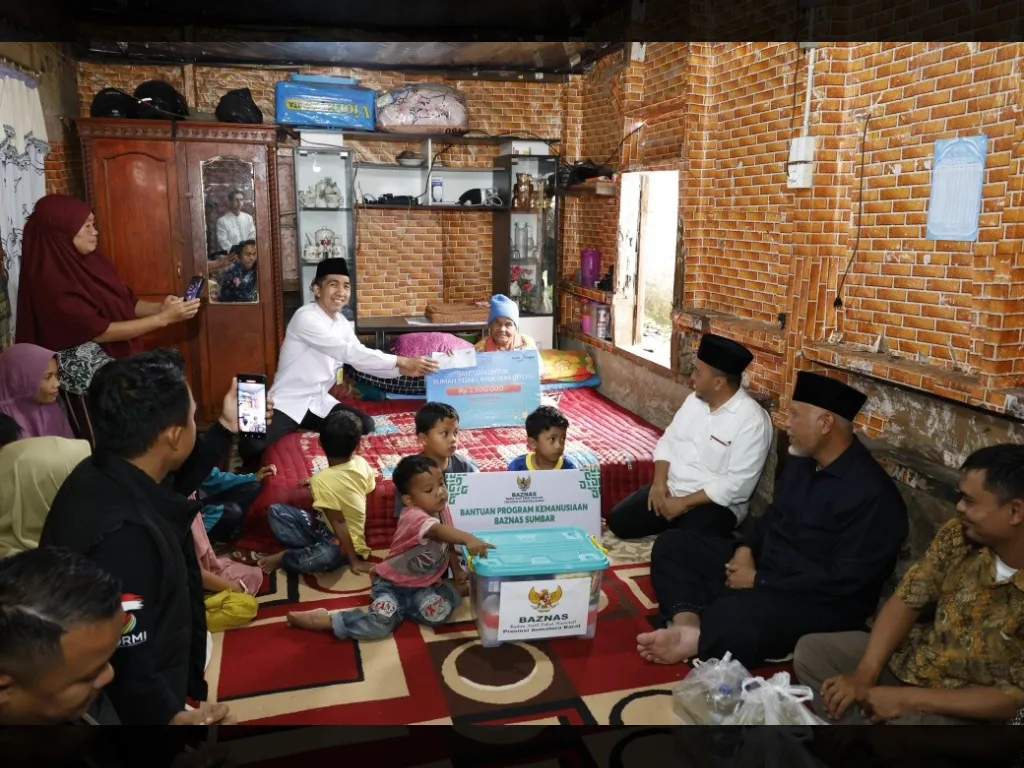 Secara simbolis serahkan bantuan bedah rumah